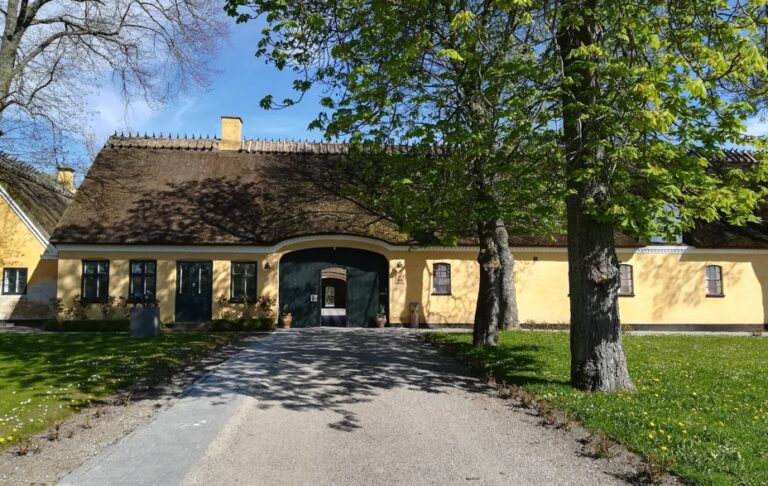 Klassisk dansk bondehus med stråtag — typisk lokal arkitektur i Albertslund-området