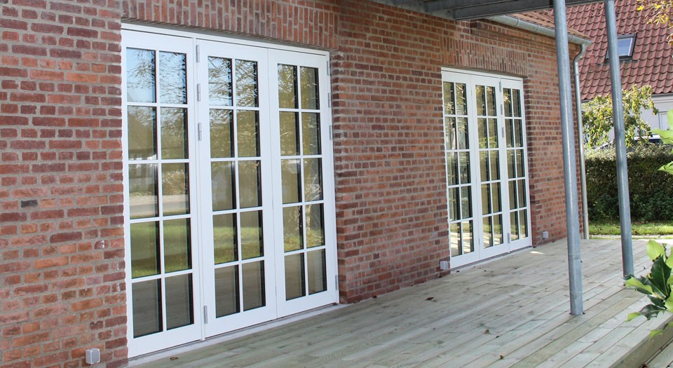 Færdige vinduer og døre på et hus i Albertslund-området — eksempel på solidt tømrerhåndværk